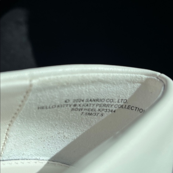 Hello Kitty White Pumps with Red Bow and Yellow Sculpted Heel - Picture 3 of 4